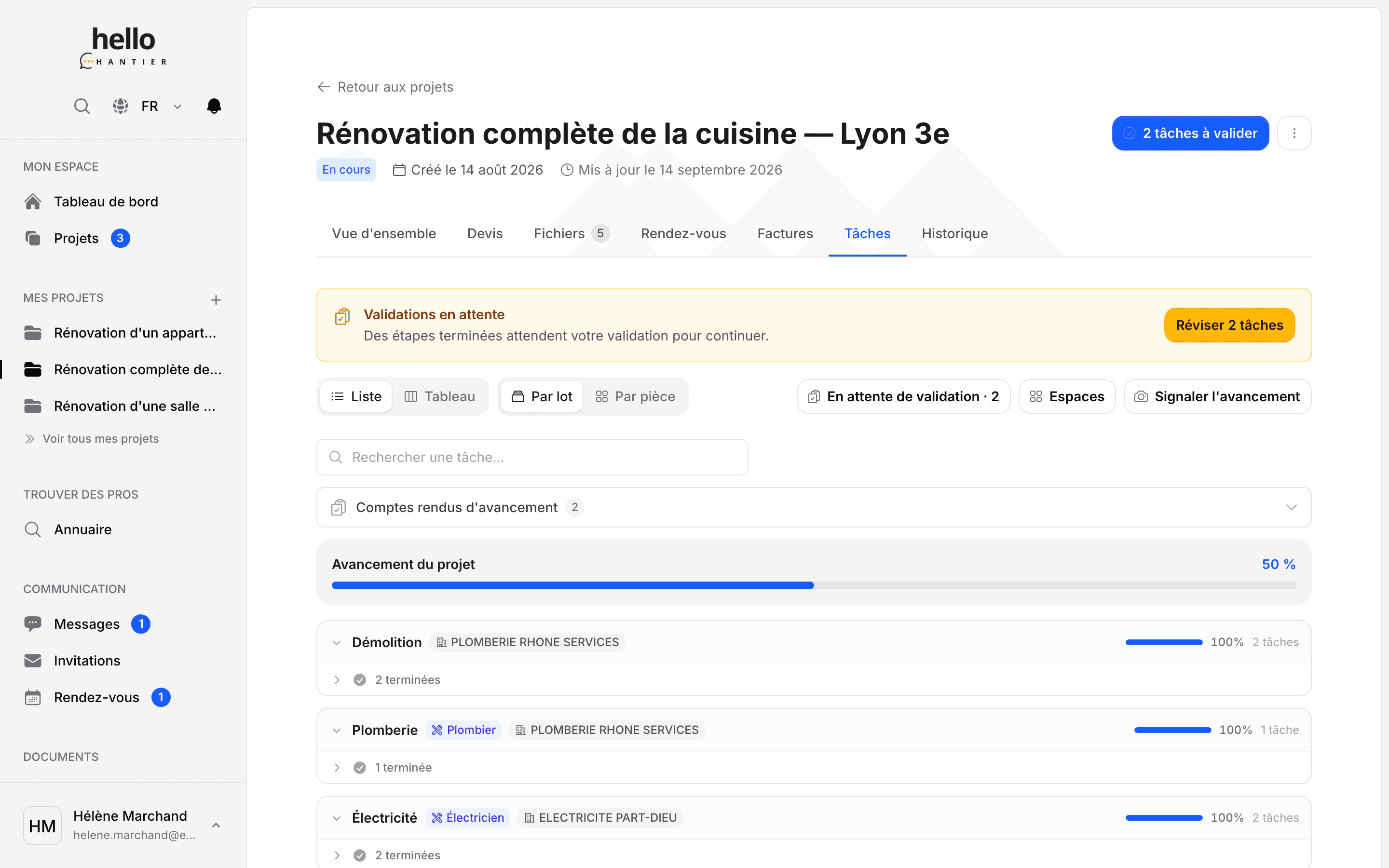 Vue « Par lot » des tâches d'un chantier, avec les lots Démolition, Plomberie et Électricité et des badges d'avancement Terminé, En cours et À valider.
